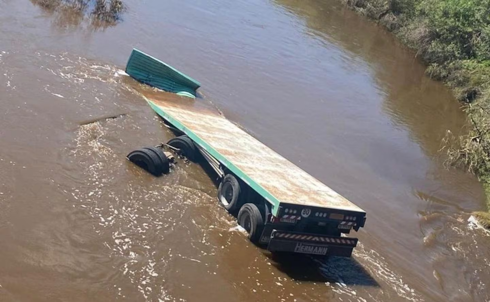 Buscan al chofer de un camión que despistó y cayó a un arroyo en la autopista Rosario-Córdoba